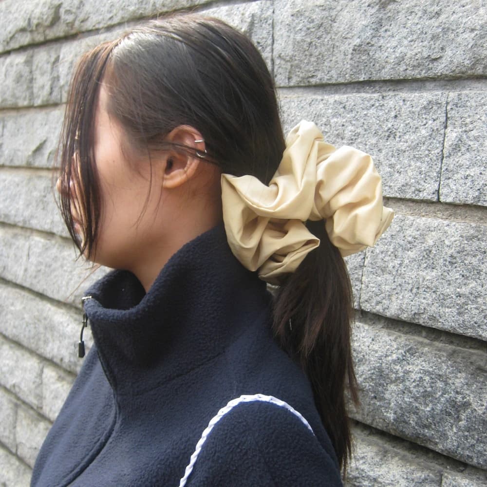 FLAT DONUT SCRUNCHIE (CUSTARD)