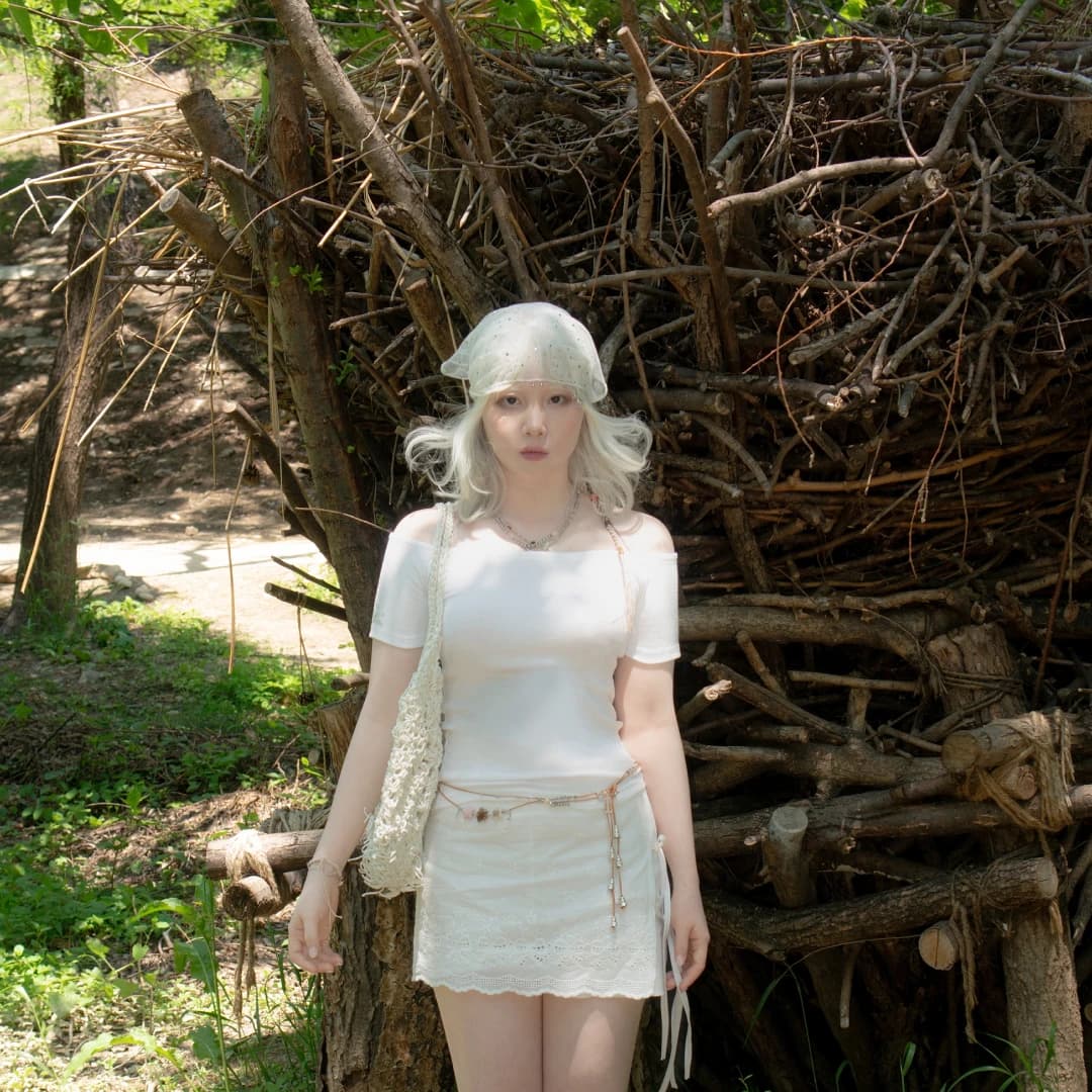 Shiny mimi off-shoulder t-shirt (White)