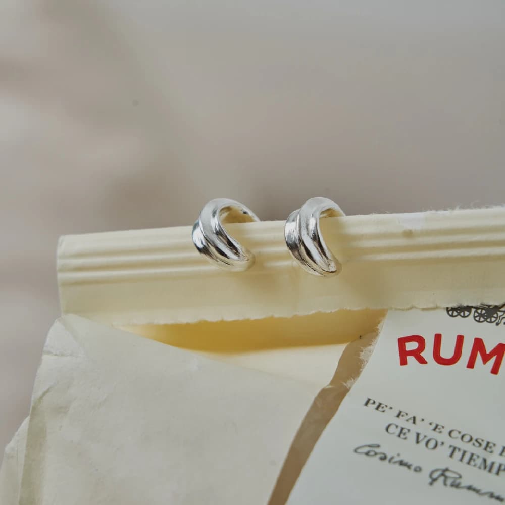 Curved earcuff