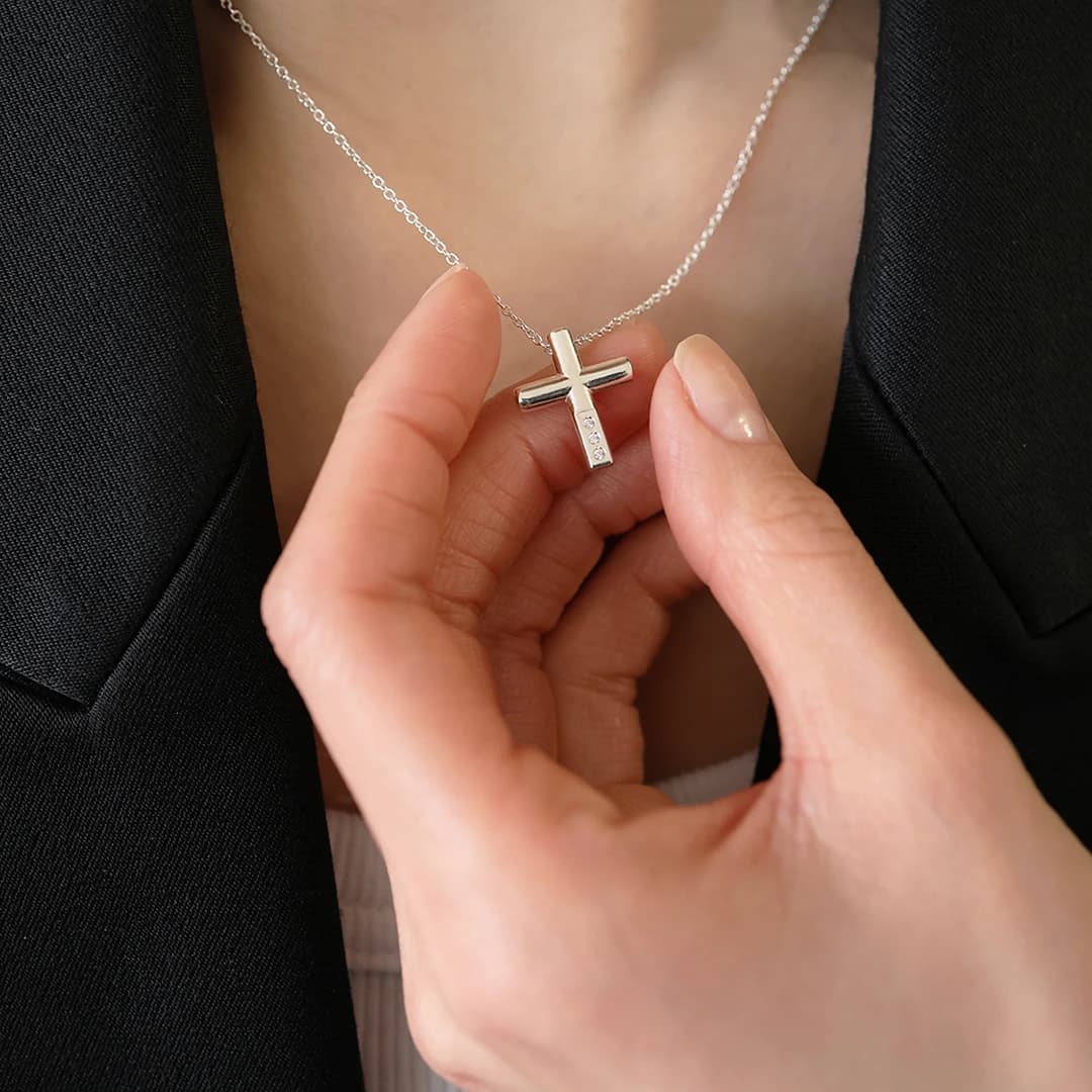 Shining cross necklace