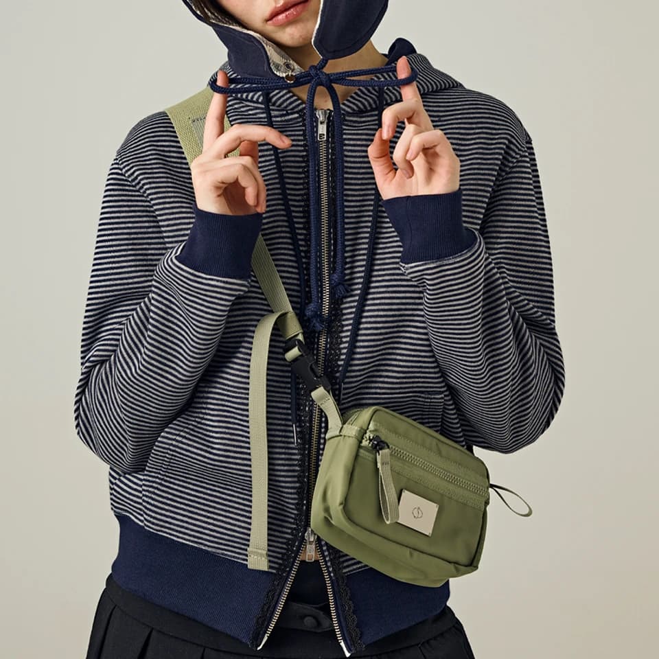 SYMBOL NYLON SHAKOSH CROSS BAG [KHAKI]