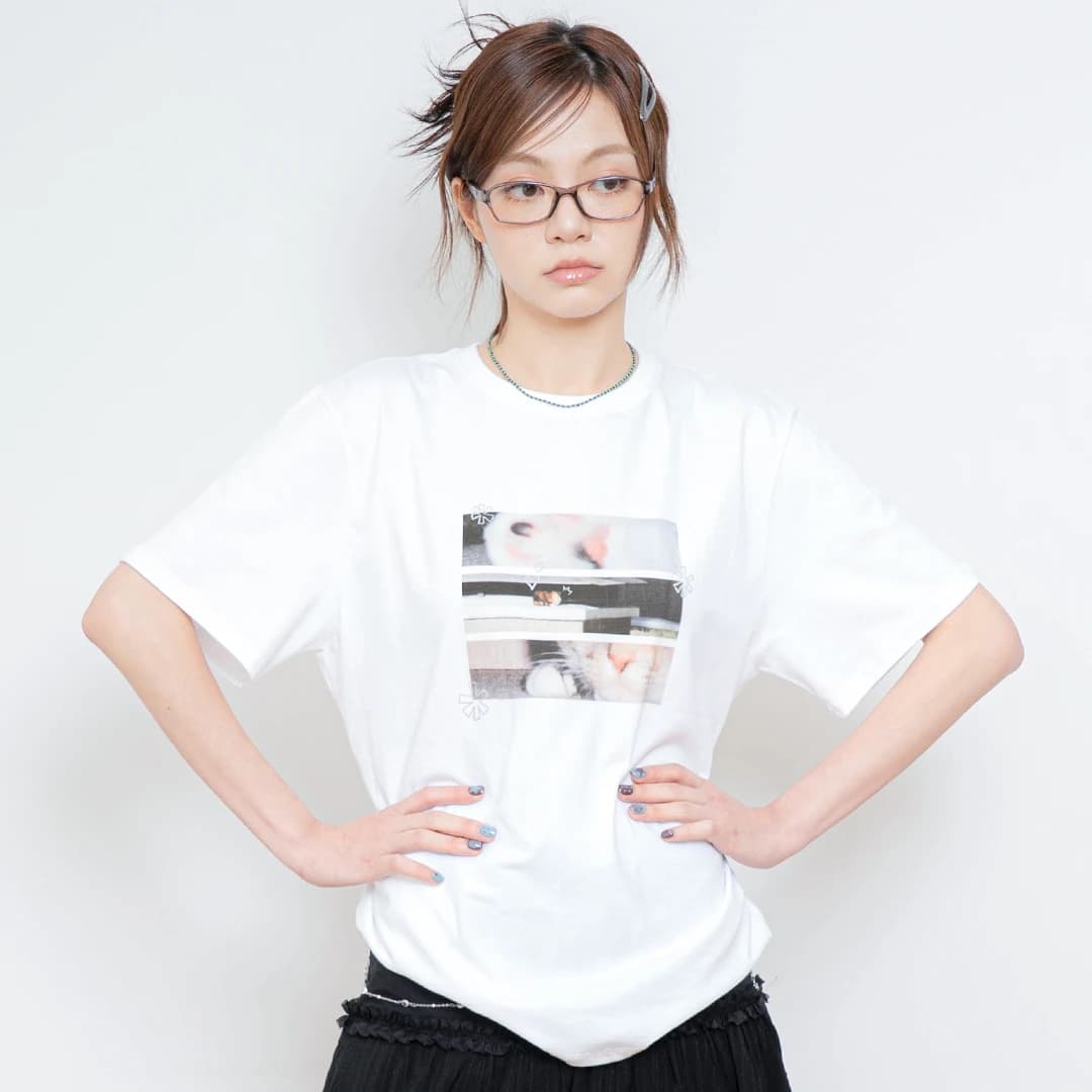 DELAY OFF CAT GRAPHIC T-SHIRTS WHITE