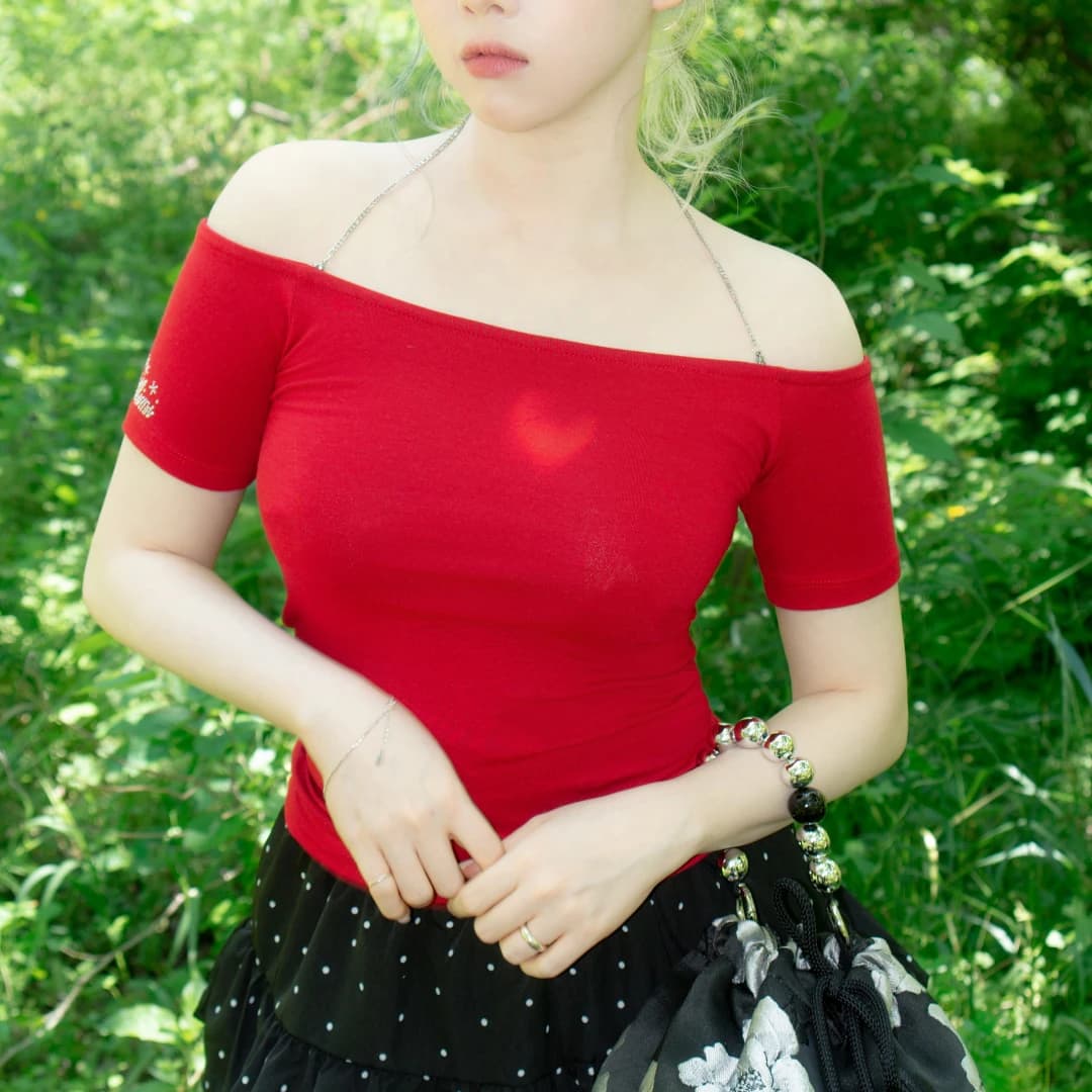 Shiny mimi off-shoulder t-shirt (Red)