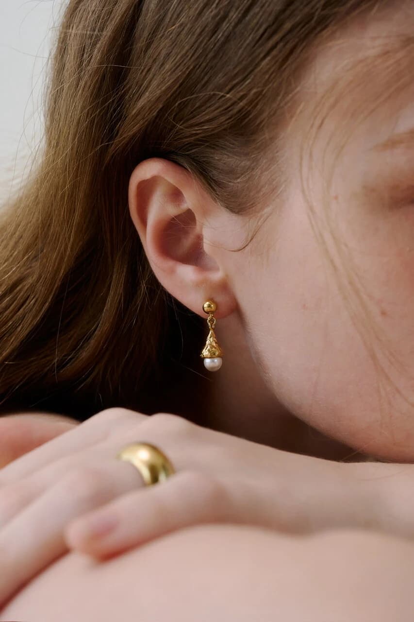 arte pearl drop earring