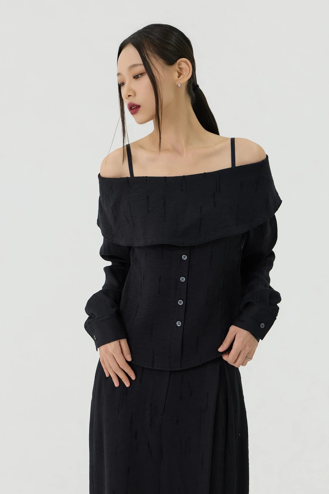 スクラッチ ケープ オフショルダー ベルテッドシャツ - Black