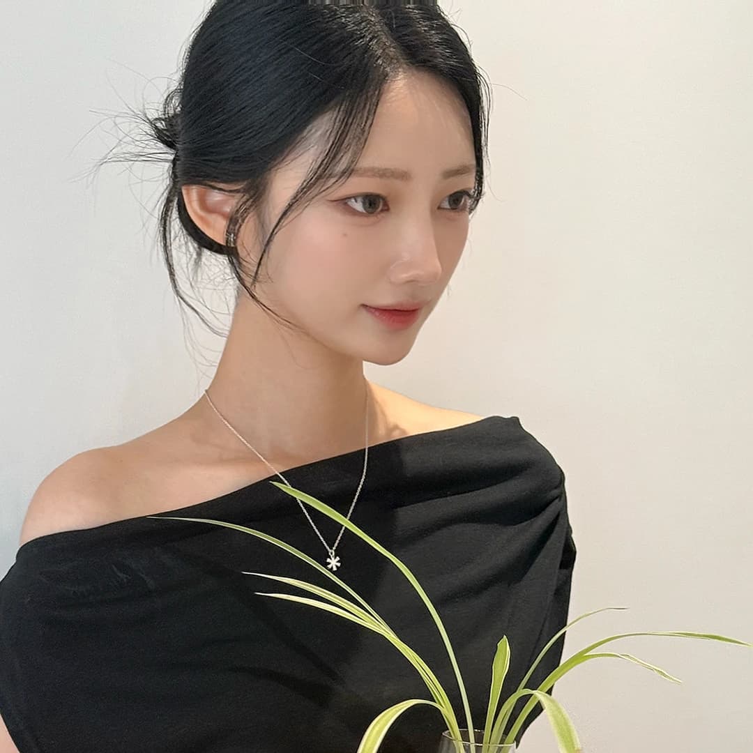 glory motif necklace