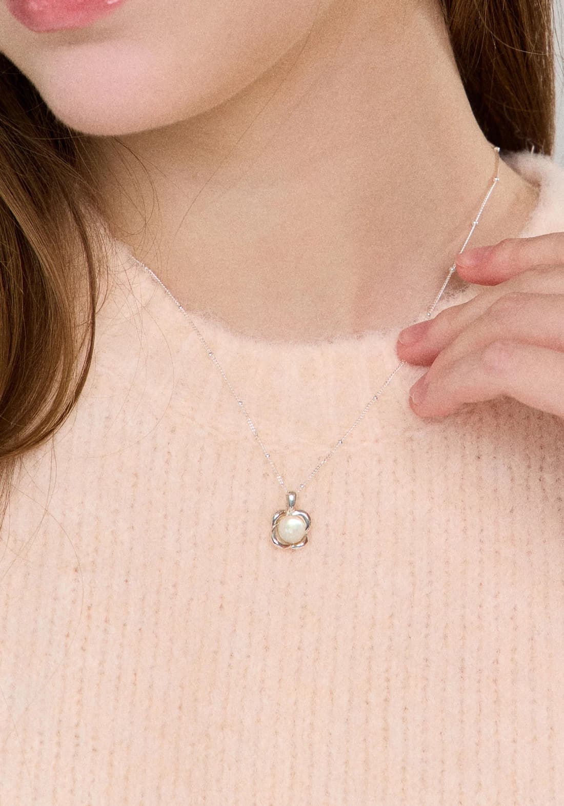 Neuf rose shell necklace