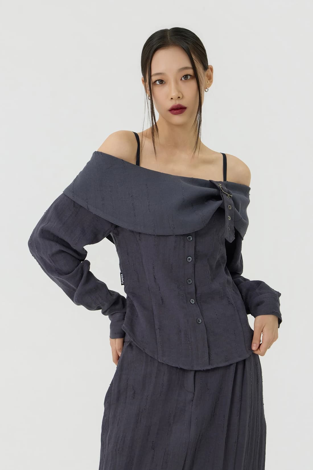 スクラッチ ケープ オフショルダー ベルテッドシャツ - Charcoal