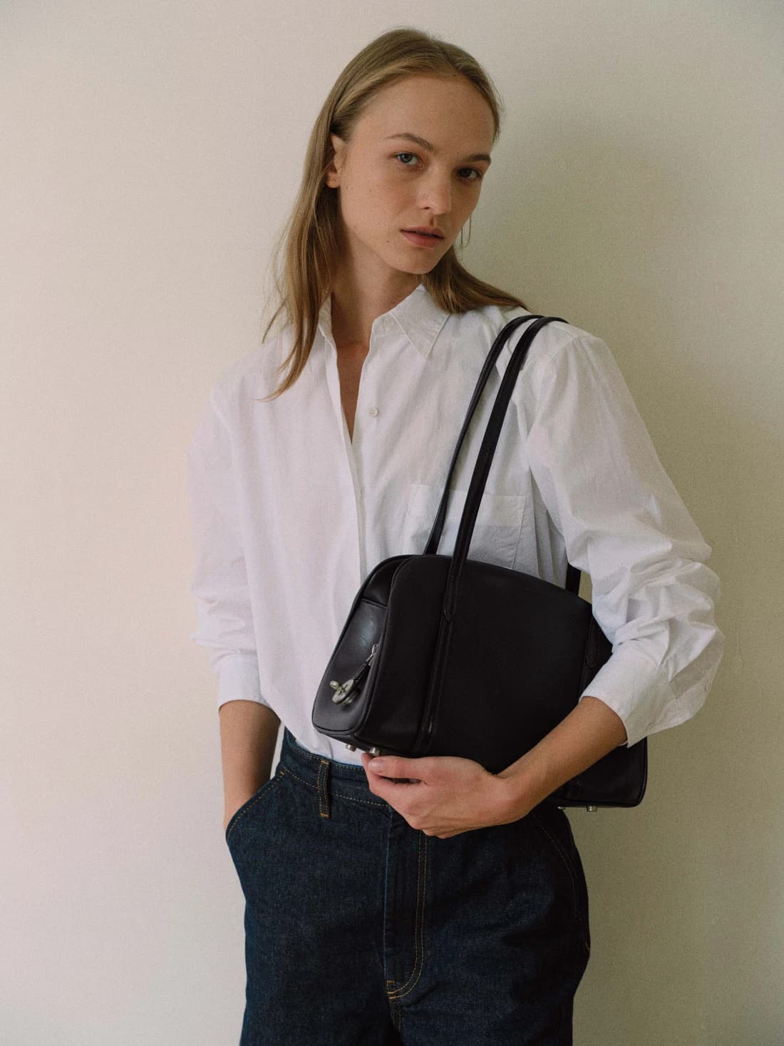 Moment medium shoulder bag Black