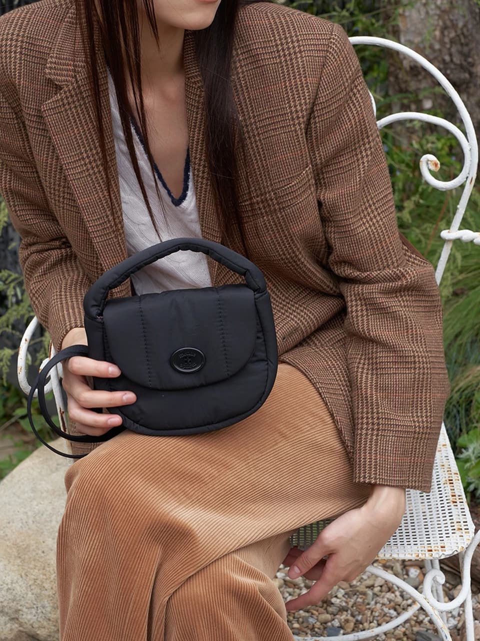 Classic button padding cross bag Black