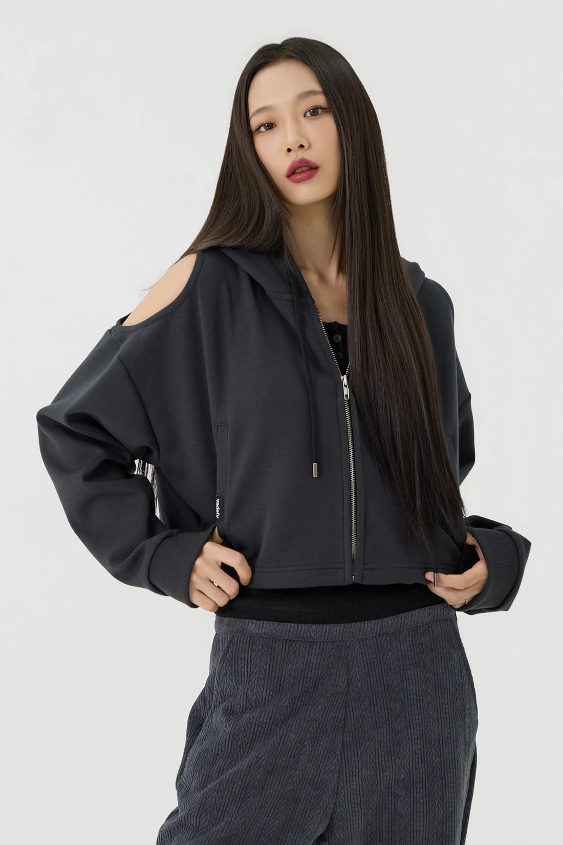 ショルダーカットアウト クロップドフードジップアップ - Charcoal