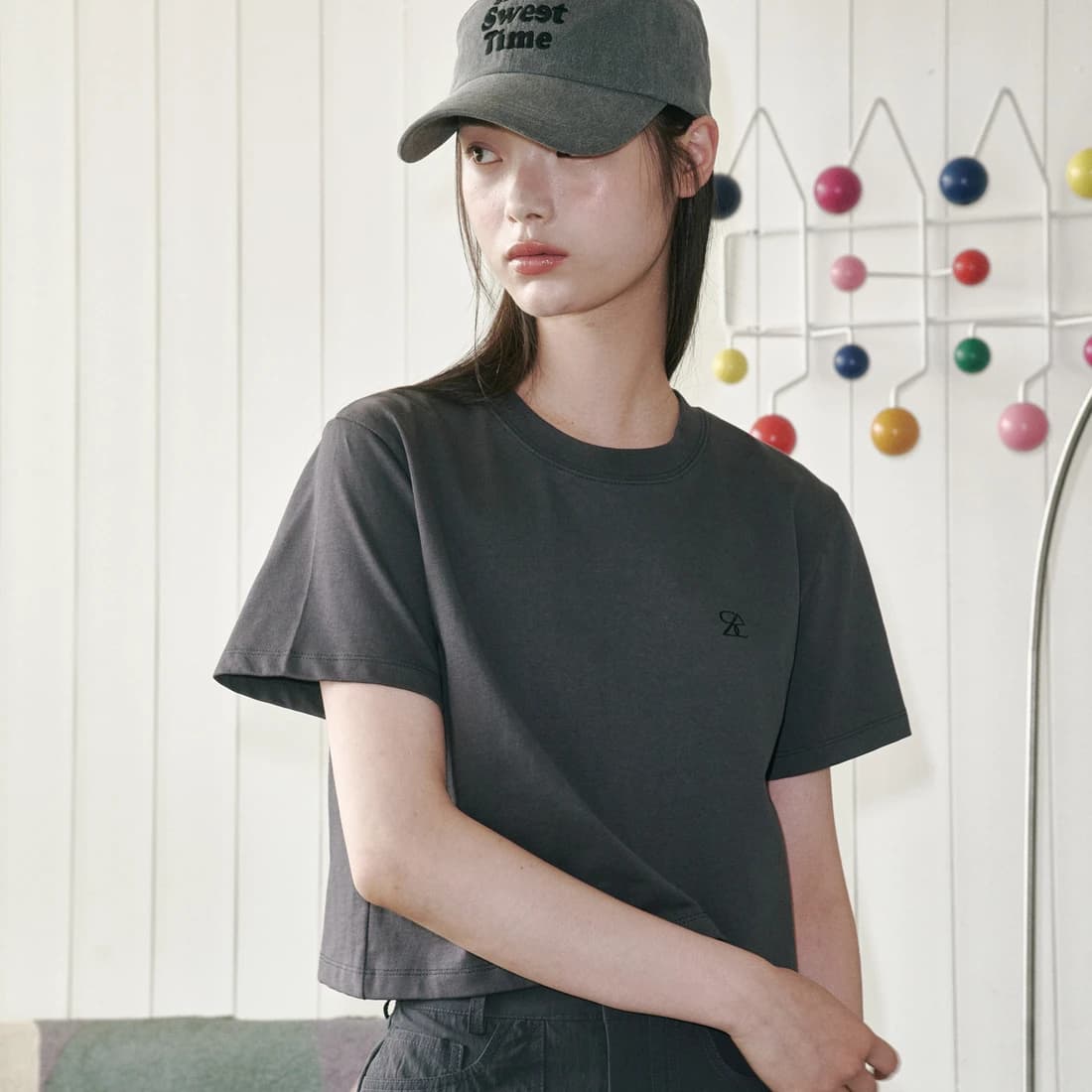 SAC ロゴ オーバーフィット クロップTシャツ - Charcoal